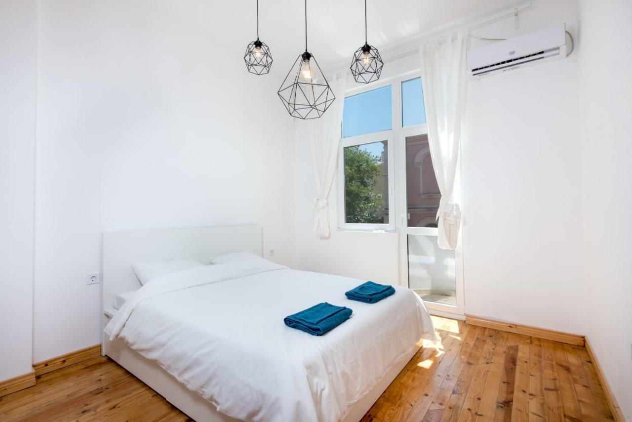 The White Apartment - Bogoridi Main Street Burgas by Eksteriør bilde